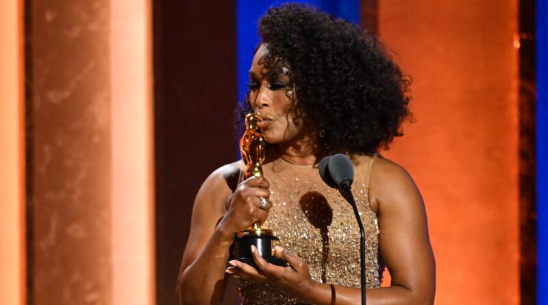 Angela Bassett riceve il suo Oscar e lancia a Hollywood un appello urgente all’azione