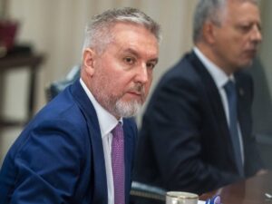 “Rimango coerente”. Guerini vota a favore delle armi all’Ucraina e spacca il Pd