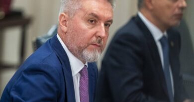 “Rimango coerente”. Guerini vota a favore delle armi all’Ucraina e spacca il Pd