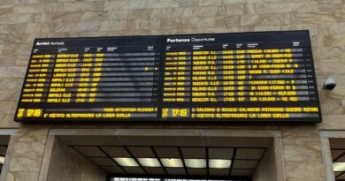 E’ morto l’uomo investito dal treno alla stazione Santa Maria Novella, ipotesi suicidio. Stop ai treni per più di un’ora, disagi e ritardi