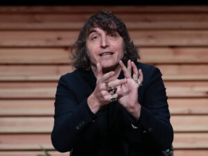 “Ma parliamo di cose serie…”: Cruciani asfalta la Cortellesi sul sessismo