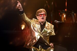 Da Mapplethorpe a Versace, Elton John metterà all’asta opere d’arte e cimeli a febbraio