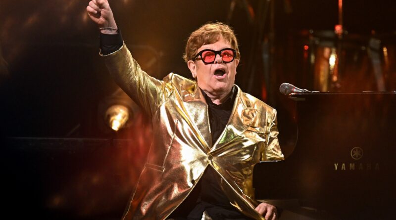 Da Mapplethorpe a Versace, Elton John metterà all’asta opere d’arte e cimeli a febbraio