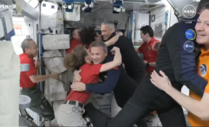 Aperto il portello della Crew Dragon, ora in 11 sulla Stazione Spaziale