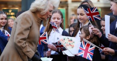 La regina Camilla è stata accolta con biglietti di auguri di pronta guarigione per re Carlo e Kate Middleton
