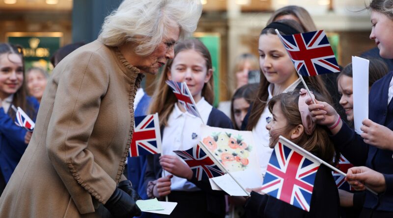 La regina Camilla è stata accolta con biglietti di auguri di pronta guarigione per re Carlo e Kate Middleton