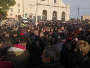 Gigi Riva, decine di migliaia di persone ai funerali alla basilica di Bonaria
