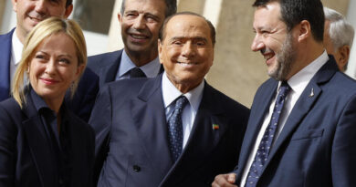 Applausi per Berlusconi e inno avviano la festa per i 30 anni di Forza Italia