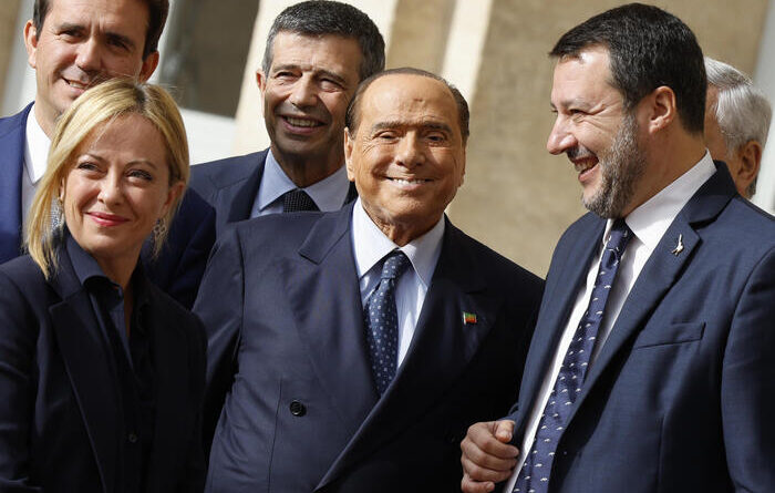 Applausi per Berlusconi e inno avviano la festa per i 30 anni di Forza Italia