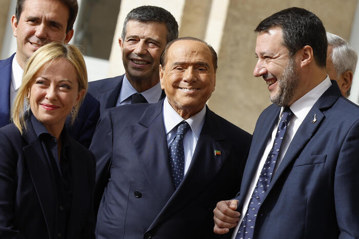 Applausi per Berlusconi e inno avviano la festa per i 30 anni di Forza Italia