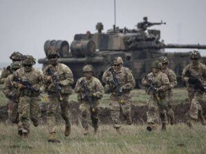 Eserciti di cittadini, mercenari e armi: la Nato si prepara alla guerra con Mosca