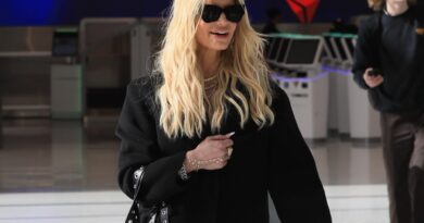 Jessica Simpson indossa una scarpa da aeroporto alta come il cielo