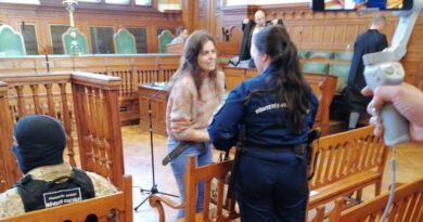Ilaria Salis in tribunale a Catania, chiesti 11 anni. La Farnesina convoca l’ambasciatore ungherese
