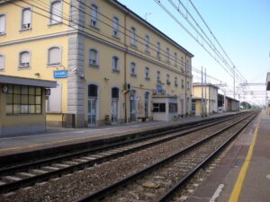 Travolto da un treno mentre lavora: morto operaio 51enne a Brescia