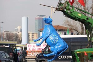 Protesta trattori, in Francia gli agricoltori vicini a Parigi