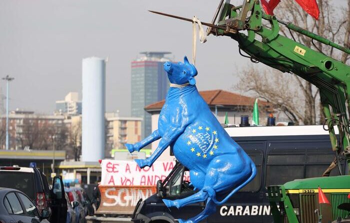 Protesta trattori, in Francia gli agricoltori vicini a Parigi