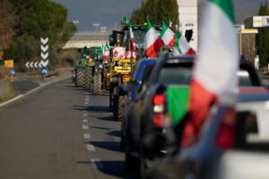 Trattori alle porte di Roma, domani la data della protesta. L’appello: “Amadeus ci ospita a Sanremo”