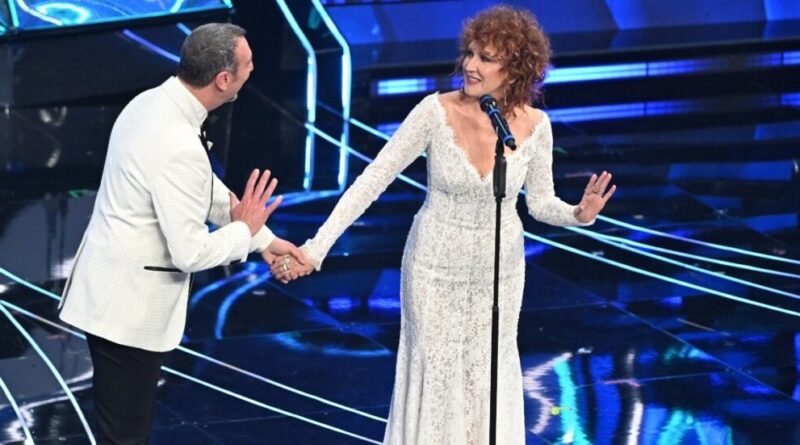 Sanremo 2024, le pagelle dei look della prima serata: Annalisa sexy con i reggicalze, Fiorella Mannoia in abito da sposa. Mahmood, dov’è la “tuta gold”?