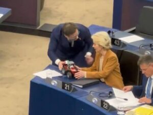 Un trattore contro la Ue, la protesta dell’eurodeputato della Lega: cos’è successo
