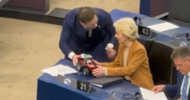 Un trattore contro la Ue, la protesta dell’eurodeputato della Lega: cos’è successo