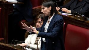 Meloni attacca i dem sui toni di De Luca. Schlein: “Destre da scegliere contro il Sud”