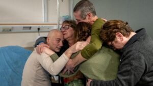 La gioia dei parenti degli ostaggi liberati a Rafah. Ora le altre famiglie sperano nel negoziato