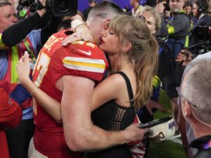 I pesci, il bacio e il palco da un milione di dollari: ecco il Super bowl di Taylor Swift