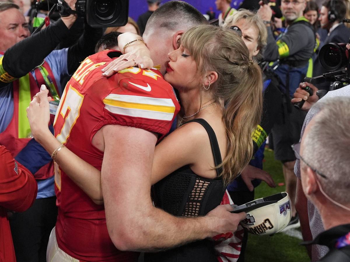 I pesci, il bacio e il palco da un milione di dollari: ecco il Super bowl di Taylor Swift