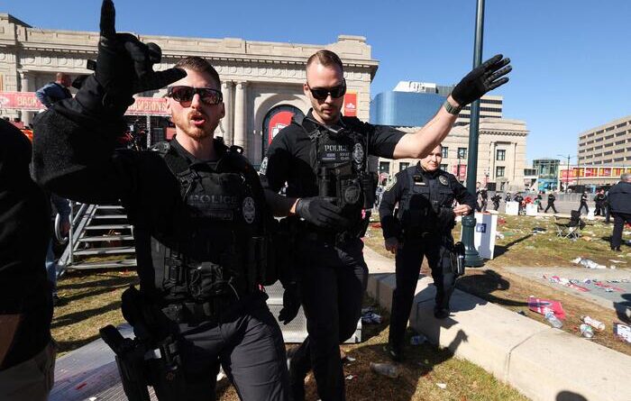 Sparatoria alla parata del Super Bowl a Kansas City, un morto e 14 feriti