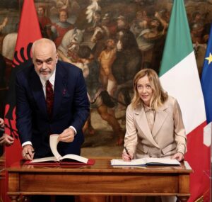 Migranti, l’affondo della Cei: “L’accordo con l’Albania soldi buttati