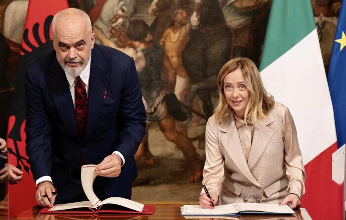 Migranti, l’affondo della Cei: “L’accordo con l’Albania soldi buttati