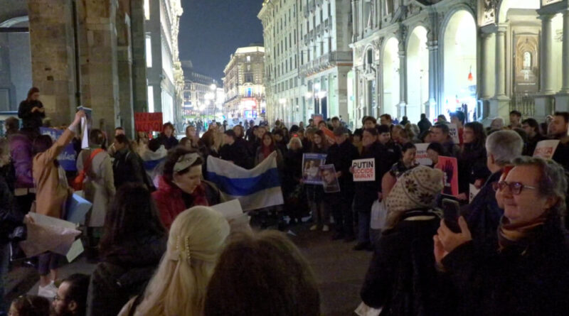 Presidio di protesta a Milano per la morte di Navalny: “Era la nostra speranza e Putin lo ha ucciso”
