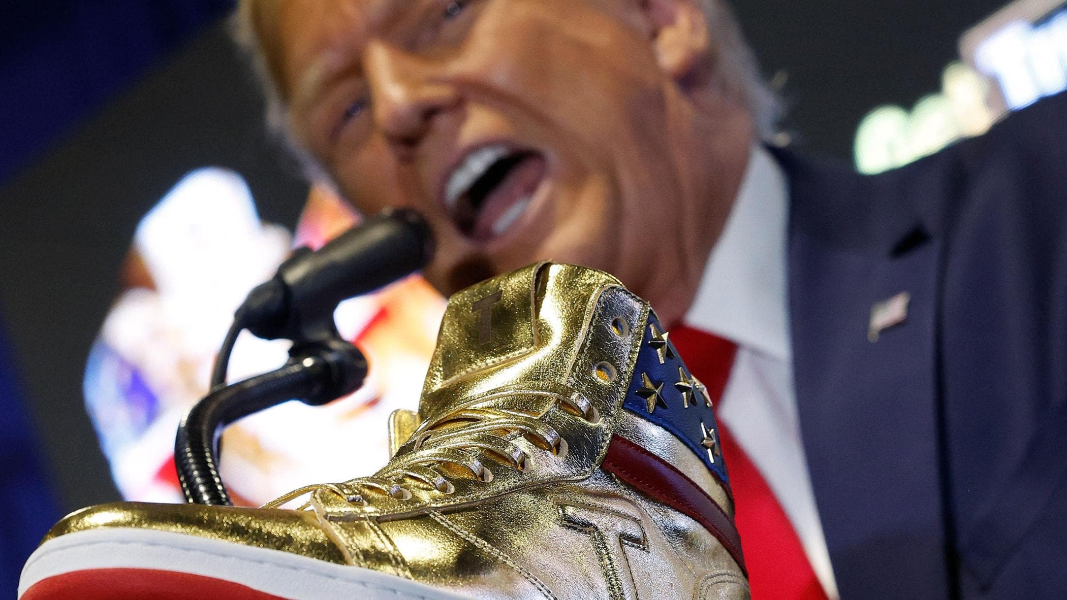 Usa, Trump lancia una linea di scarpe da ginnastica. “Lo volevo fare da tempo”
