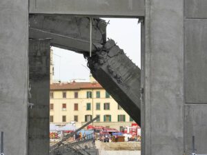 Crollo di Firenze: recuperata la quarta vittima, ma si scava ancora