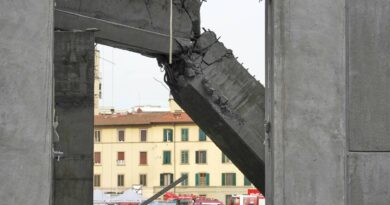 Crollo di Firenze: recuperata la quarta vittima, ma si scava ancora