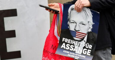 La moglie di Assange: “Nel caso sull’estradizione si decide se vivrà o morirà”