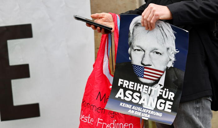 La moglie di Assange: “Nel caso sull’estradizione si decide se vivrà o morirà”