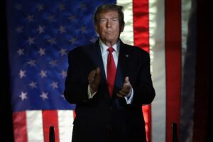 Gli alleati di Trump sperano di diffondere il nazionalismo cristiano alla Casa Bianca: Rapporto