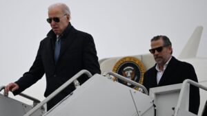 Aveva accusato di corruzione Joe e Hunter Biden: l’ex talpa dell’Fbi ammette di essere stata contattata da 007 russi