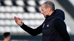 Juve-Frosinone, chi gioca al posto di Danilo. L’idea di Allegri per l’attacco
