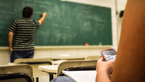 Scuole elementari e medie, il ministro Valditara vuole vietare gli smartphone anche per uso didattico