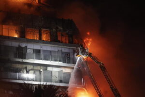 Valencia: incendio divora due grattacieli a Valencia, almeno 4 corpi carbonizzati