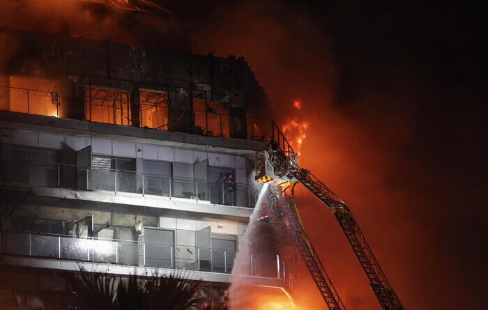 Valencia: incendio divora due grattacieli a Valencia, almeno 4 corpi carbonizzati