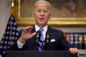 Joe Biden suggerisce che Trump parla come se dovesse essere “impegnato”