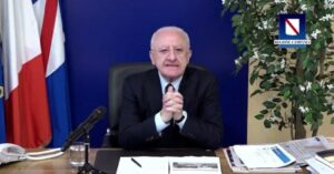 De Luca scatenato: “Da Meloni aggressione in stile ‘stracciarola’. L’invito a un dibattito pubblico, non scappi, non faccia il coniglio”