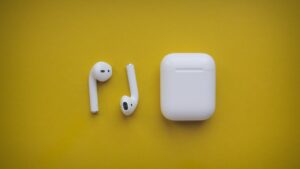 Apple pensa già al futuro: AirPods con fotocamere e occhiali smart