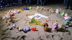 Peluche e candele sulla spiaggia per ricordare le vittime di Cutro
