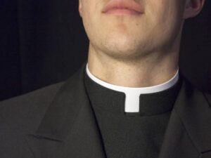 La “guerra” dell’antenna tra il parroco e i fedeli