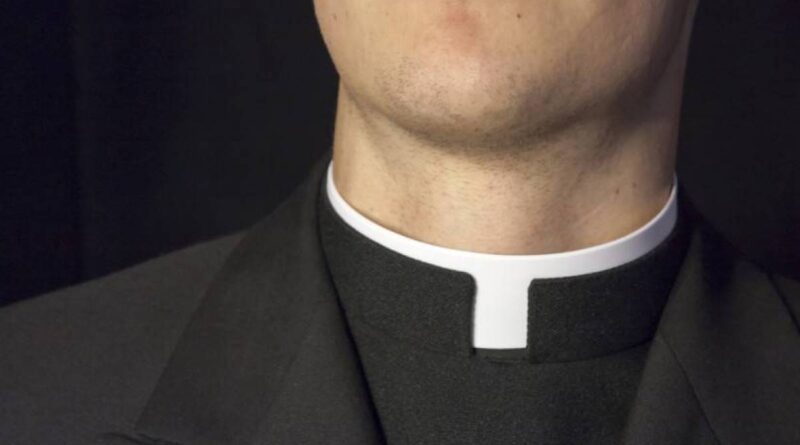 La “guerra” dell’antenna tra il parroco e i fedeli