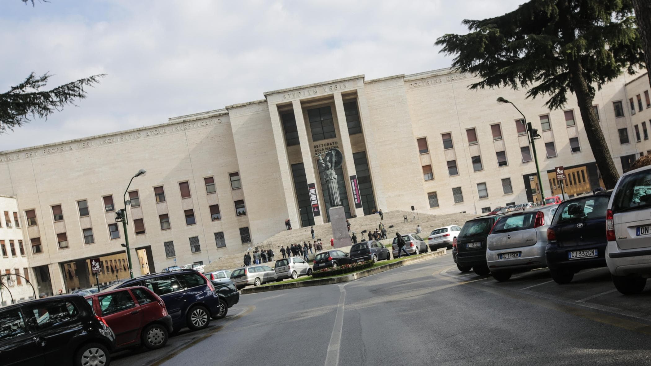 Molestie alla Sapienza, il dossier shock. “I ricatti sessuali dei prof durante gli esami”
